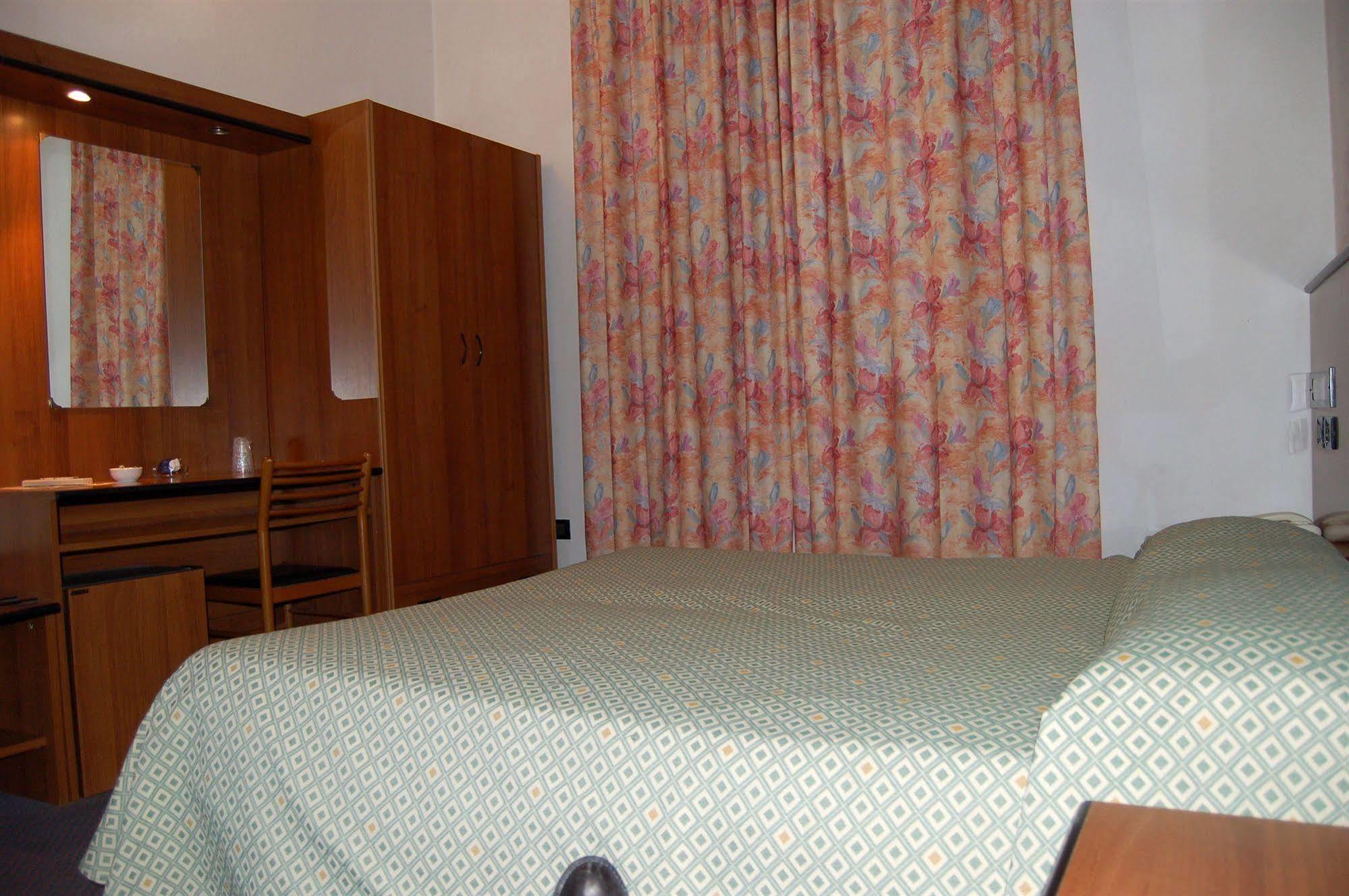 Hotel Leonardo Pisa Esterno foto